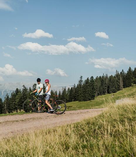 couple on a biking holiday in Leogang