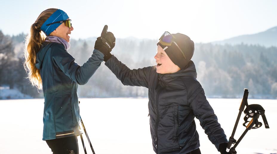 Mutter und Sohn beim Langlaufen 
