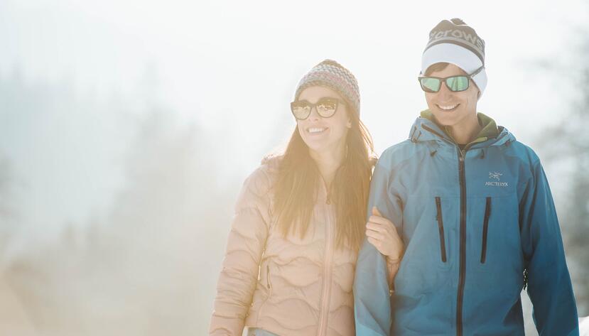 Pärchen beim Winterwandern in Leogang
