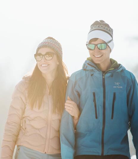 Pärchen beim Winterwandern in Leogang