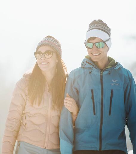 Pärchen beim Winterwandern in Leogang