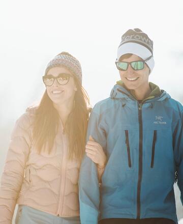 couple winter hiking in Leogang