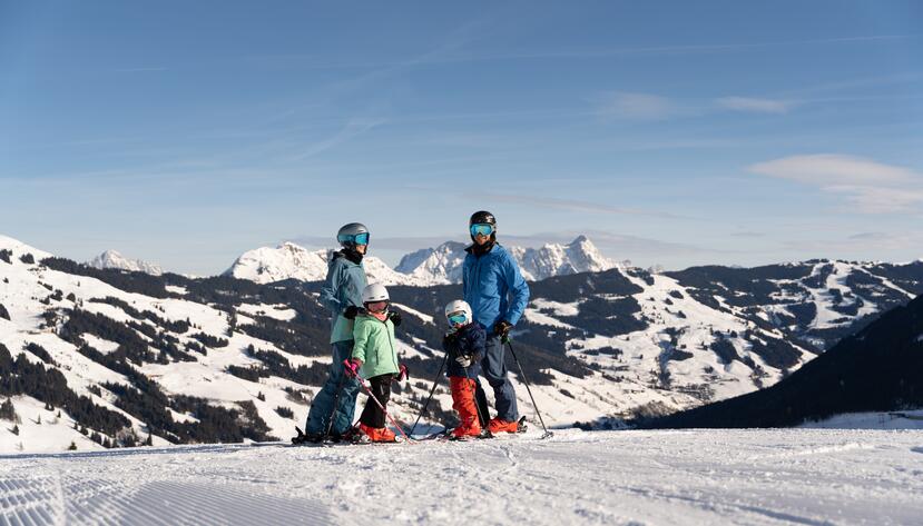 Familie beim Skifahren im Skicircus