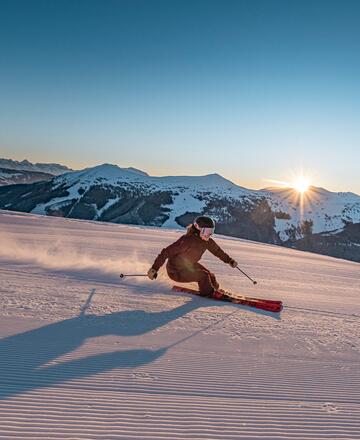 Skifahren bei Sonnenaufgang Leogang