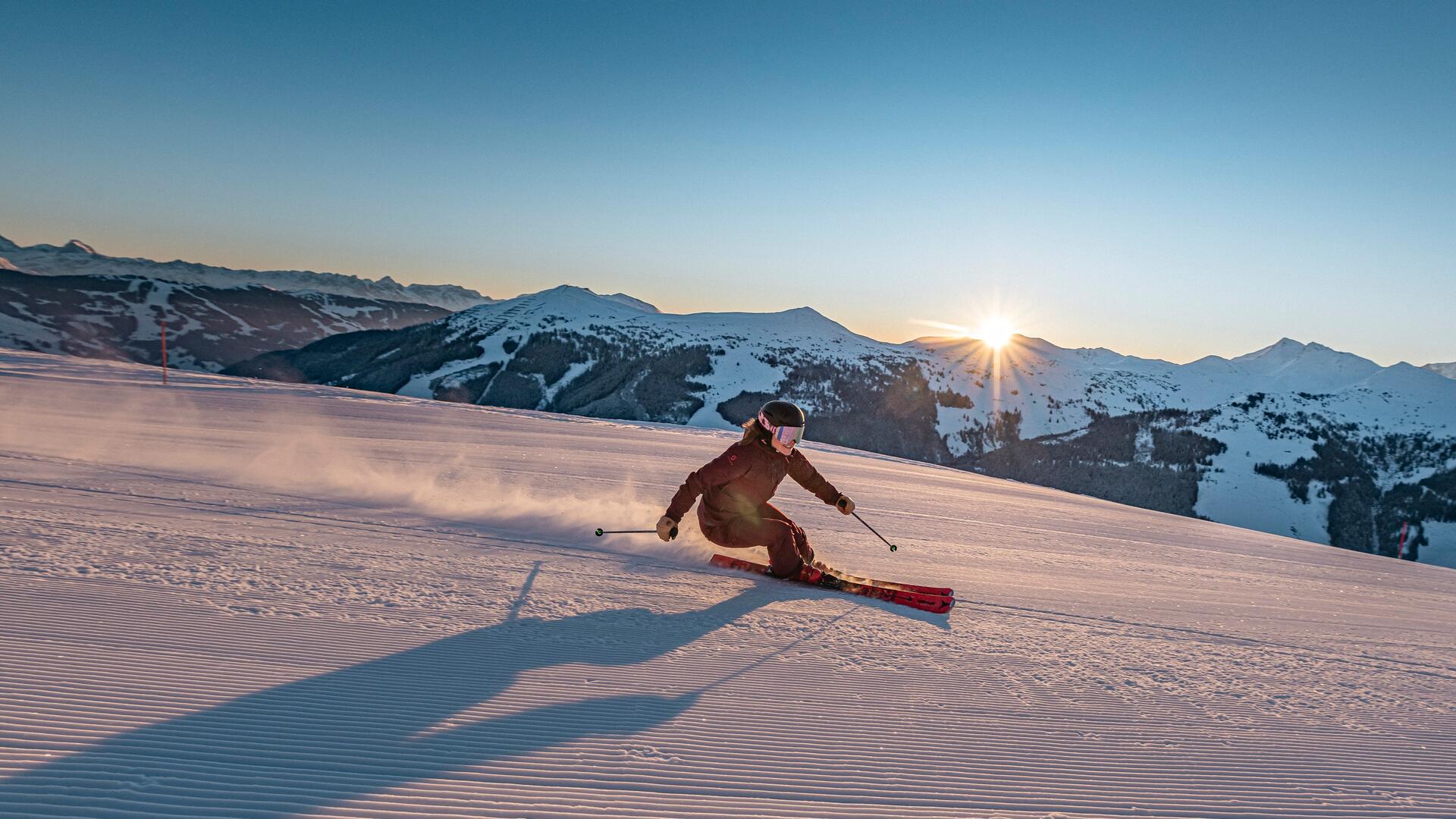 Skifahren bei Sonnenaufgang Leogang