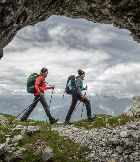 Freundinnen beim Wandern in Leogang
