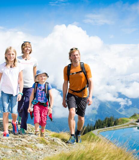 Familie beim Wandern in Leogang