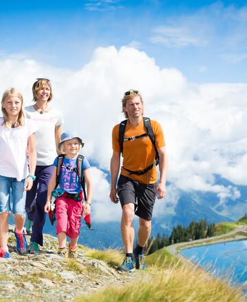 Familie beim Wandern in Leogang