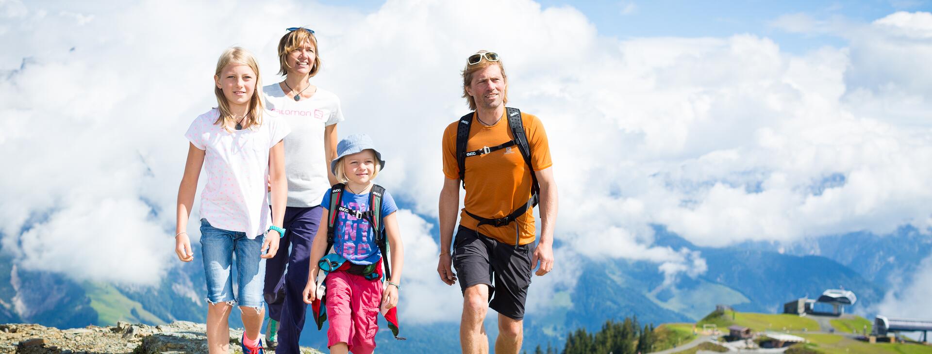 Familie beim Wandern in Leogang