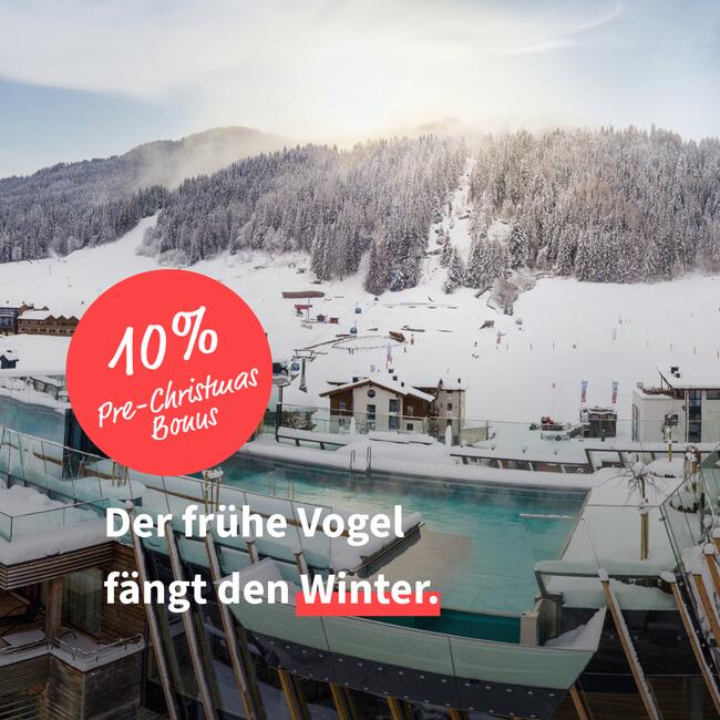 Bild vom Hotelpool mit Werbeaufschrift 